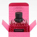 Heldere foto van een luxe Valentino parfum in een opvallend roze verpakking.