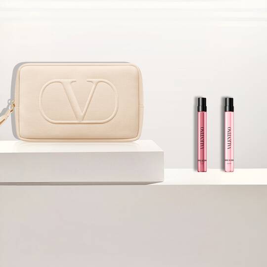 Beige Valentino etui en twee Valentino Born In Roma Donna parfummonsters op witte platforms.