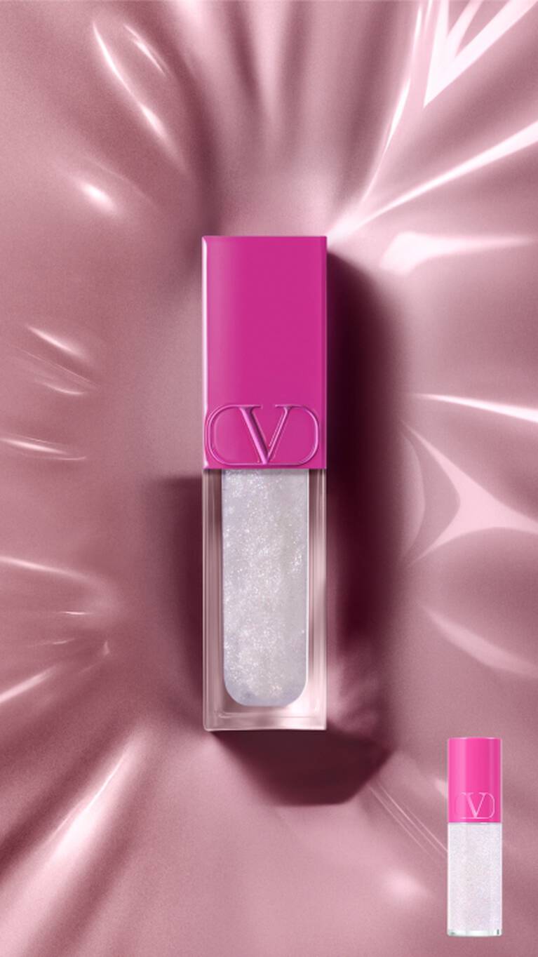 Een Valentino lipgloss met fuchsia roze dop en glinsterende witte gloss staat op een reflecterend roze oppervlak. Een kleinere versie is rechtsonder.
